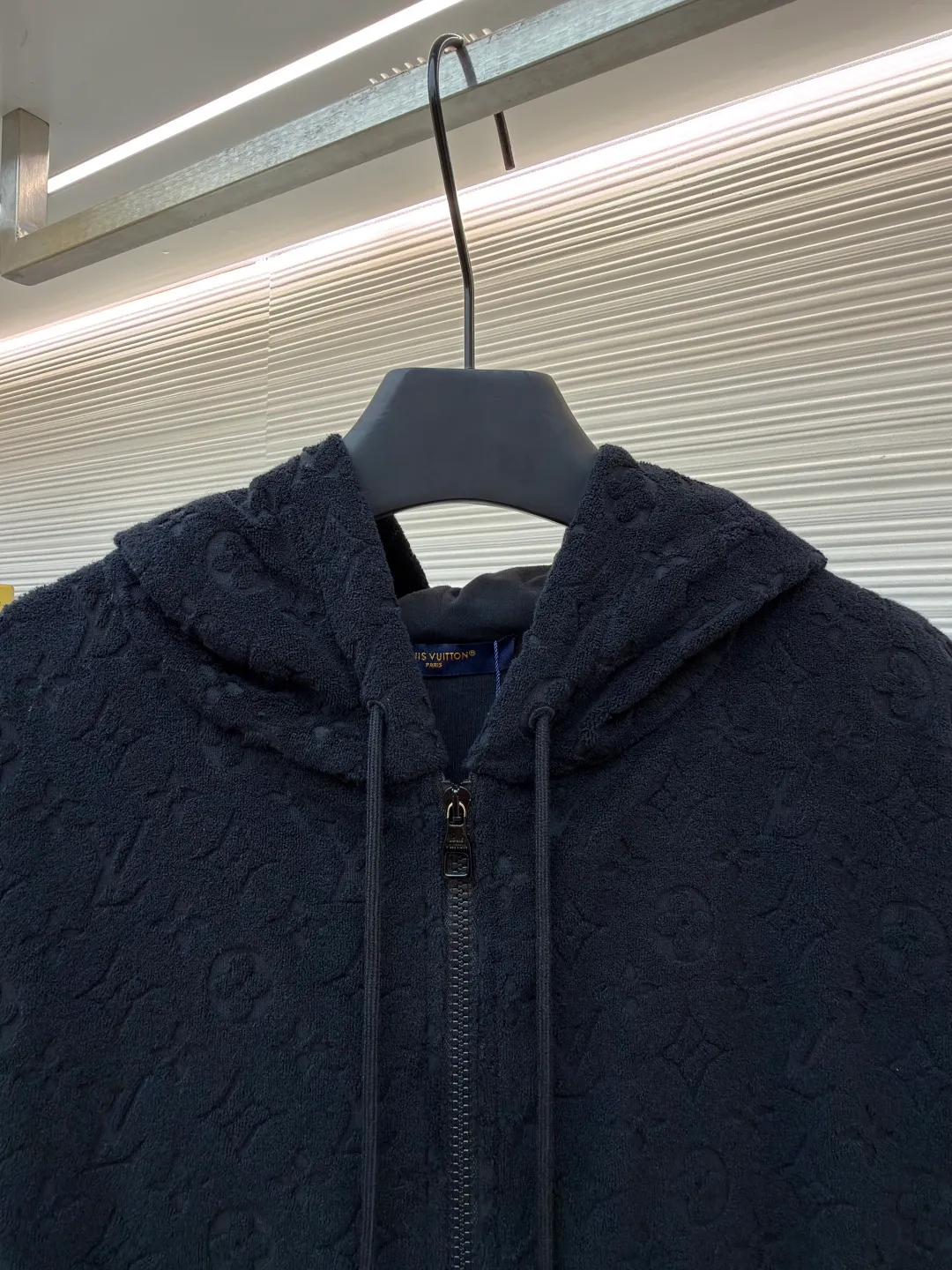 LOUIS VUITTON all-over printed terry zipper jacket ●Original version: Purchased and developed for 14100 ●Item number: 1681418-B05 ●Fabric: Soft cotton blended terry luxury chiffon fabric ●Technology: Three-dimensional relief jacquard production ●Color: black ●Version: fitted version ●Weight: about 905 grams ●Size: S-M-L-XL ●Description: Custom-dyed soft cotton blended terry luxury terry fabric with clear texture, plump and lazy, comfortable and close to the skin, with navy blue as the main tone, as calm and profound as the deep sea, full-width Monogram embossing makes a stunning appearance, derived from the brand's profound cultural heritage, dark grain weaving, velvet feeling becomes poetry, quietly emerging with a looming attitude, fully recognizable, interpreting unparalleled fashion style, publicity in restraint, sophistication in casualness Make every touch a ceremonial experience, the three-dimensional relief jacquard technique uses a high-density electronic jacquard machine to achieve the Monogram three-dimensional effect through the "positive and negative layer weaving method". Apply heat pressure to the fabric locally through a customized mold to hot-melt the fibers in specific areas. Permanently shape the relief outline and position the cutting bed with infrared rays to achieve precise positioning of the material through infrared emitters and infrared receivers. The accuracy can reach the micron level. This meets Monogram's high-precision cutting, the overall routing is straight and delicate, the fabric is comfortable and soft, and the color is consistent without color difference. It can be matched with the same style to create a fashionable look and control various occasions. Customized accessories, complete with three standards, same style for men and women!